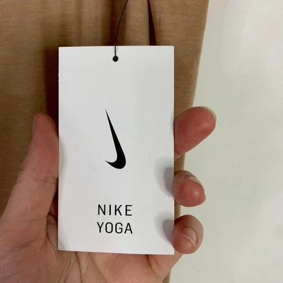 Nike Dri-Fit Yoga Tank Medium Desert Dust Twisted CJ3687-283 NWT Keyhole Back - Picture 3 of 8